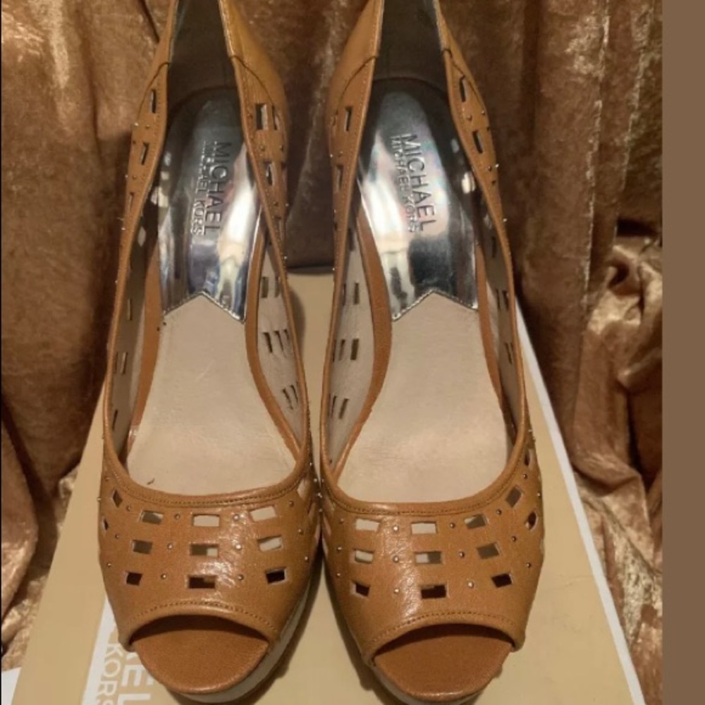 Size 10 Holly Peep MK heels!